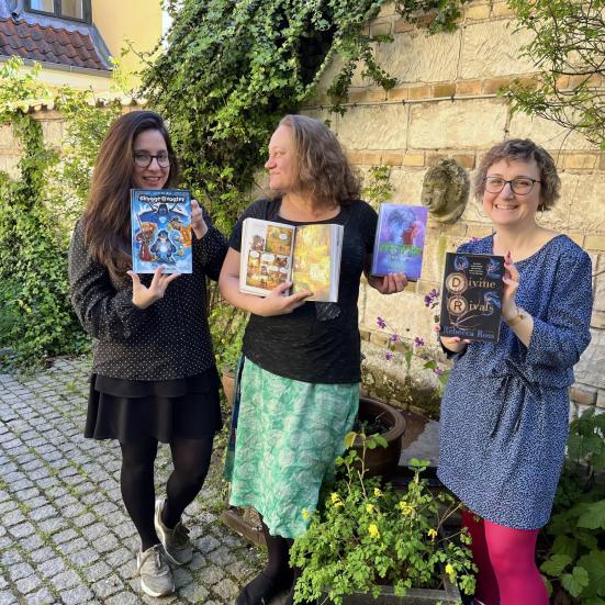 Børnebibliotekarerne viser bøger frem som de anbefaler